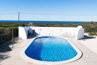 Image de Spacieuse villa avec vue sur la mer et piscine