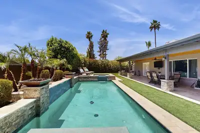 Image de Maison spacieuse avec piscine privée, spa et foyer extérieur!
