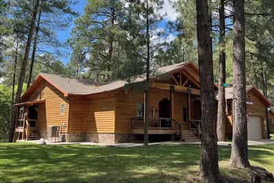 Image de Big Log Cabin Home ~ Grande terrasse arrière donnant sur le ruisseau Cedar ~ Proche du centre-ville
