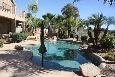 Image de Oasis dans le désert! Piscine, bain à remous, mettre vert chipping, bar extérieur.