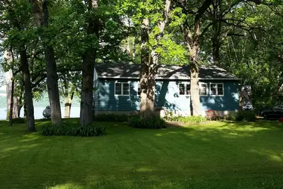 Image de Vintage Lake Cottage sur les rives du lac Pepin
