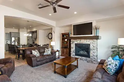 Image de Bonne journée ensoleillée - 4 chambres spacieuses (2 suites Master) 3. 5 salles de bains / 16 couchages