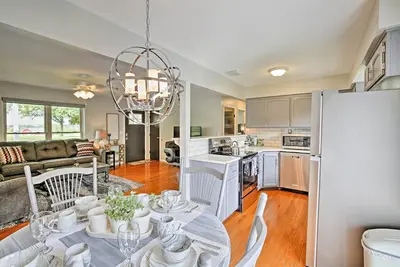 Image de Modern Excelsior Springs Accueil w / Deck & 3 Acres!