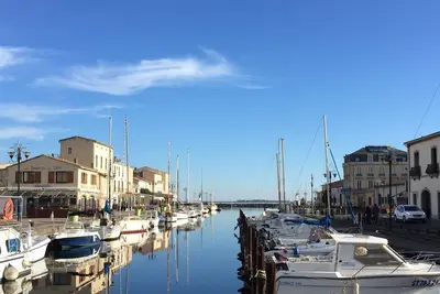 Image de Maison de village élégante avec cour, terrasse avec jacuzzi et garage