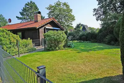 Image de Cabane en rondins avec grande terrasse dans un endroit calme - Wi-Fi - maison en rondins avec Wi-Fi - grande terrasse avec chaise de plage