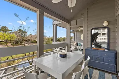 Image de Totalement rénové et décoré par des professionnels 3 Br / 3. 5 Ba Villa! Vue sur le lagon et la piscine!