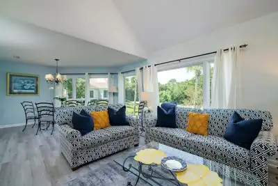 Image de Spinnaker familial mis à jour! Promenade facile à Pelican Beach, piscines, golf!