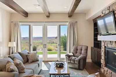 Image de Au-dessus de la zone de la piscine (2 piscines / bains à remous) large 3 Chambres / Couchages 14