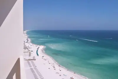 Image de Condo rénové directement sur la plage, une vue imprenable