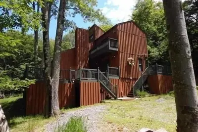 Image de Maison rustique unique dans les bois! Foyer extérieur! 8 personnes