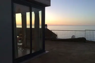 Image de charmante maison surplombant la mer face aux iles Chausey