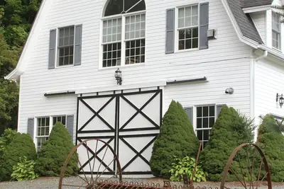 Image de \"French Country Barn Loft\" Escapade luxueuse Couple sur la nouvelle rivière