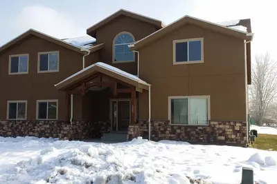 Image de Appartement 2000 pieds carrés plus récent Apportez vos animaux de compagnie et vos jouets