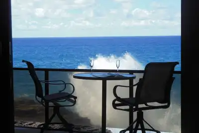 Image de Corner Oceanfront Rénové * Air Central, Surf Crashing, Grands Couchers de Soleil, Lanai 72 '