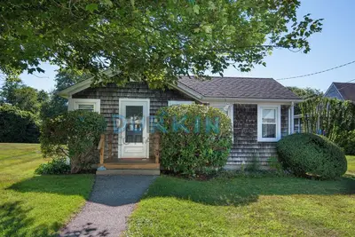 Image de Ranch abordable, trois pâtés de maisons de la plage, du pont privé et de la cour arrière