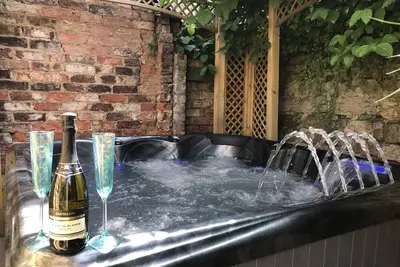 Image de Maison de ville centrale avec bain à remous jacuzzi et salle de télévision 3d