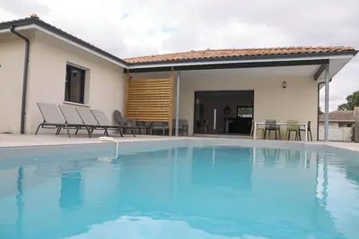 Image de Villa neuve avec piscine chauffée dans quartier calme proche des plages