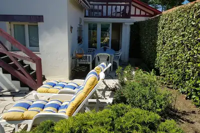 Image de Maison avec jardin. Terrasse équipé d'un store électrique. barbecue