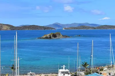 Image de Red Hook Beautiful Condo in Paradise, Oceanview, Beach, Marina, 2 lits, 4 couchages