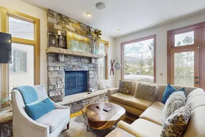 Maison spacieuse avec bain à remous privé et vues fantastiques près du ski et de la ville