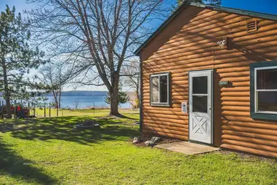 Image de Cabine Spruce 2 Br Lakefront avec lancement privé et quai