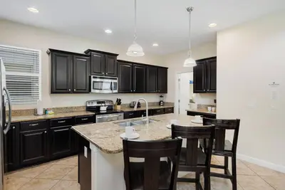 Image de À quelques minutes de Disney, Services et installations, Piscine / spa privés, Aucun voisin arrière