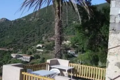 Image de vue panoramique mer et montagne terrasse jardin dans maison de caractere