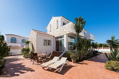 Image de Villa moderne et centrale à 90m de la mer avec piscine jardin et parking privé