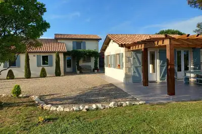 Image de Maison de vacances rurale accueillante pour les familles avec piscine privée et vignoble limitrophe.