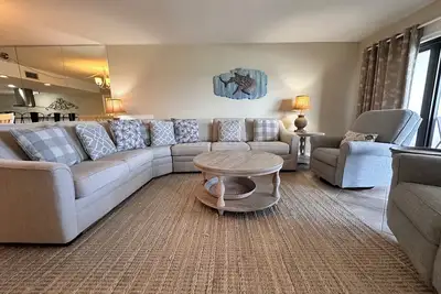 Image de \"Breakers East 705\" ~ Gulf Front 2br / 2ba ~ Piscine Chauffee ~ Configuration De La Plage Inclus!