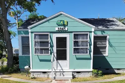 Image de District d'art de Gulfport! Un pâté de maisons de la plage