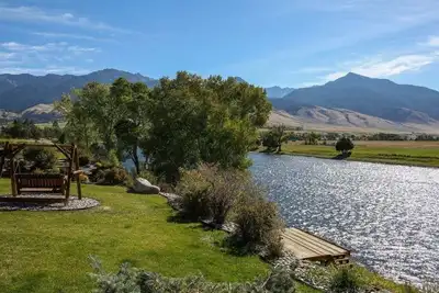 Image de Retraite sur la rivière Yellowstone - Au bord de la rivière avec seulement un quai privé à Paradise Valley!