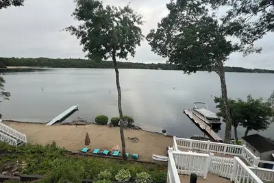 Image de Cape Cod Waterfront Home sur l'étang John’s