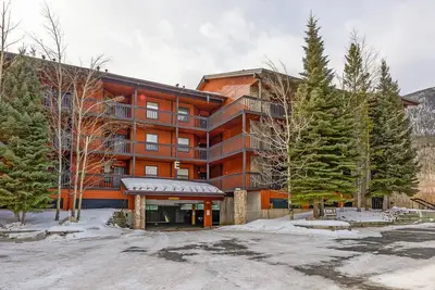 Image de Montagnes 2 chambres. Procès-verbal de premier ski et de randonnée. Cinq pâtés de maisons de la rue principale.