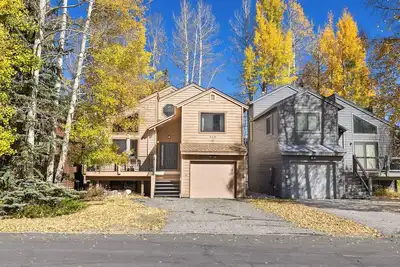 Image de Belle maison de 3 chambres côté montagne avec Den! Un accès facile au bain à vélo et à seulement 5 pâtés de maisons de la rue Main, Frisco.
