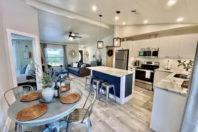 Image de Rabais de fin d'année! Maison moderne et relaxante avec piscine chauffée et spa!