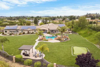 Image de À couper le souffle 5 Acre Estate | 20 personnes! | ❤ du pays du vin par AvantStay