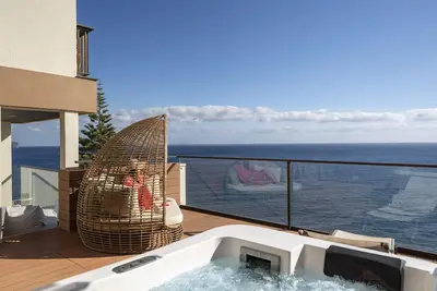 Image de Bay I, appartement avec un design de luxe.