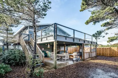 Image de Maison familiale w / vue sur l'océan et bain à remous privé - marcher jusqu'à la plage!