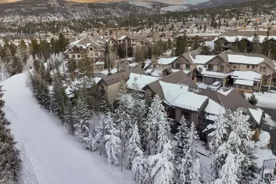 Image de Villa à Mountain Thunder: skis aux pieds, à pied de la ville et de la télécabine, bain à remous et piscine