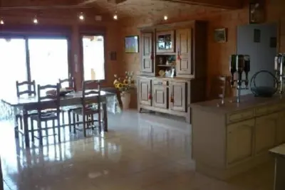 Image de Belle maison en bois avec piscine.