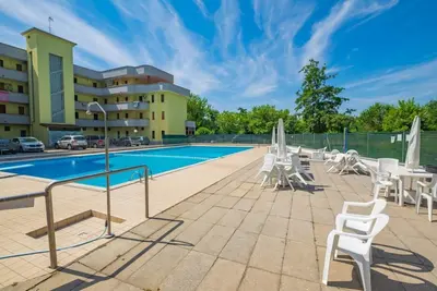 Appartement de trois pièces dans résidence avec piscine, climatisation