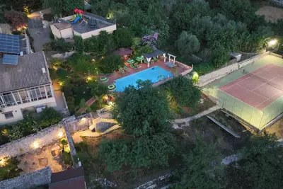 Image de Villa conviviale et familiale, piscine privée chauffée, court de tennis, 20 min. de la plage.