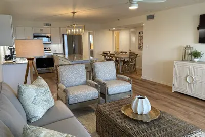 Image de \"Breakers East 1002\" ~ Gulf Front 2br / 2ba ~ Piscine Chauffee ~ Configuration De La Plage Inclus!