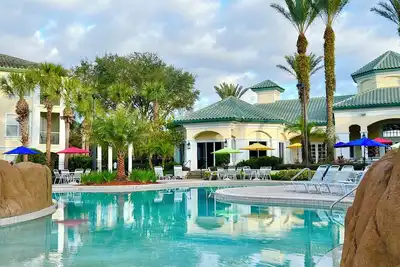 Image de 1-111 rez-de-chaussée, cuisine entièrement équipée, piscine chauffée, salle de sport à 6 km de Disney