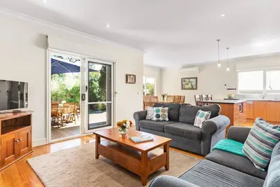 Image de Maison avec immense arrière-cour, idéale pour les animaux! Cheminée, plage 350m, rue calme