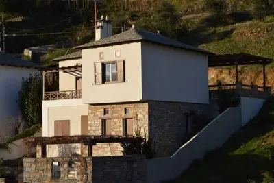 Image de Nouvelle maison en pierre traditionnelle construite avec vue imprenable sur la mer