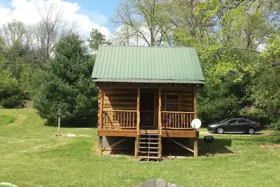Image de Glory Days Riverfront 1800 cabane en rondins près de Gem Mines