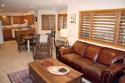 Image de Woods Manor # 302-A - Près de la rue Main - Accès au spa et à la navette intérieurs