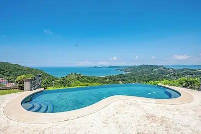 Image de Ultra Luxury 5Bed, Ocean View, 3/4 Acre Gated Estate, Plus 2b / 2b Casita Option